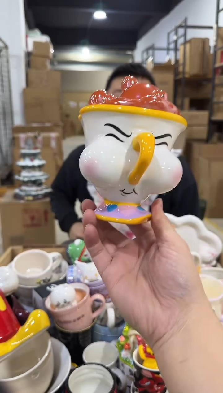 瓷片嘟嘴带盖阿奇杯 