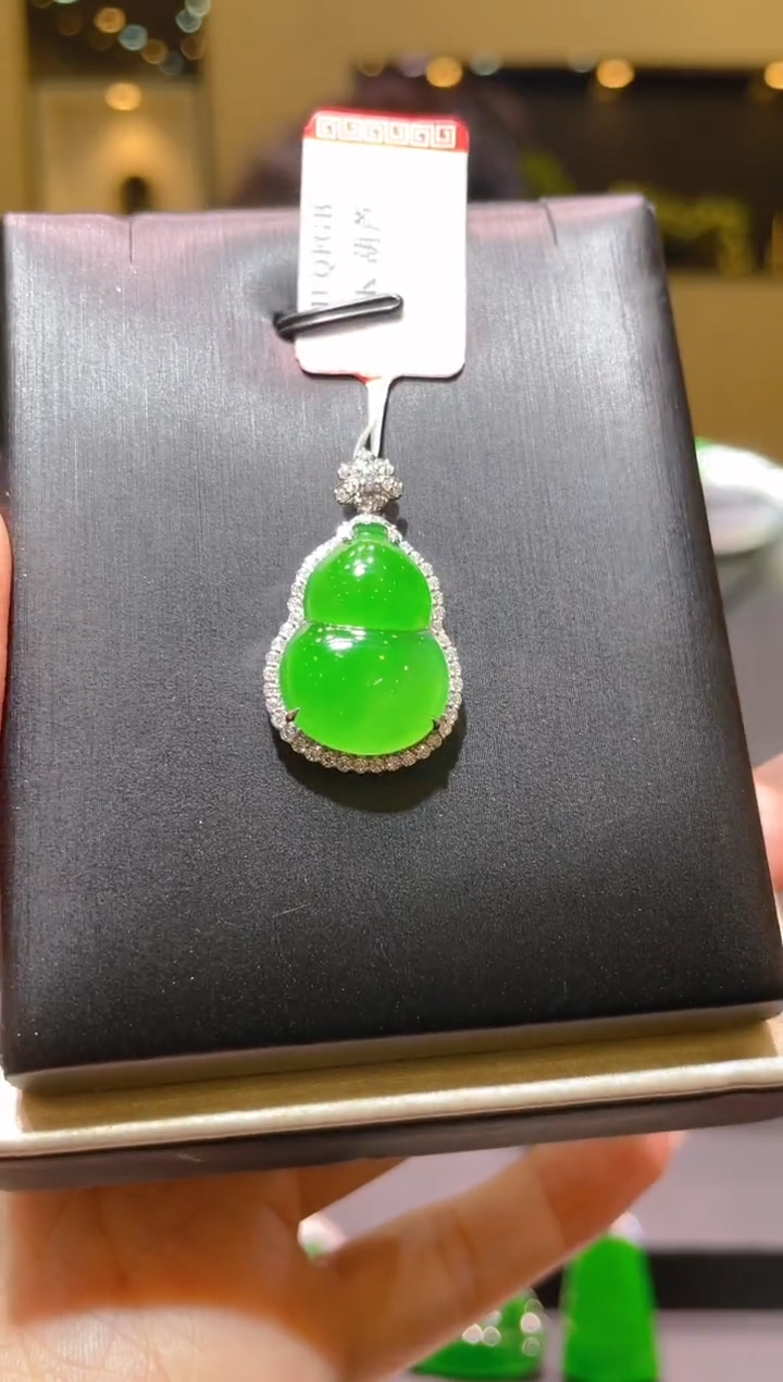 【闪购商品】翡翠吊坠(赠链)18K金镶嵌A55