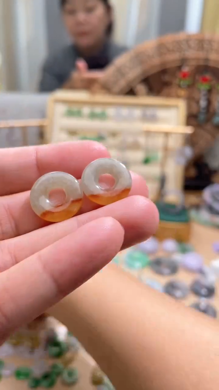 【闪购商品】翡翠颈饰未镶嵌甜甜圈一对