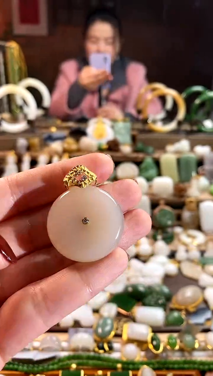 【闪购商品】和田玉吊坠18K金镶嵌。