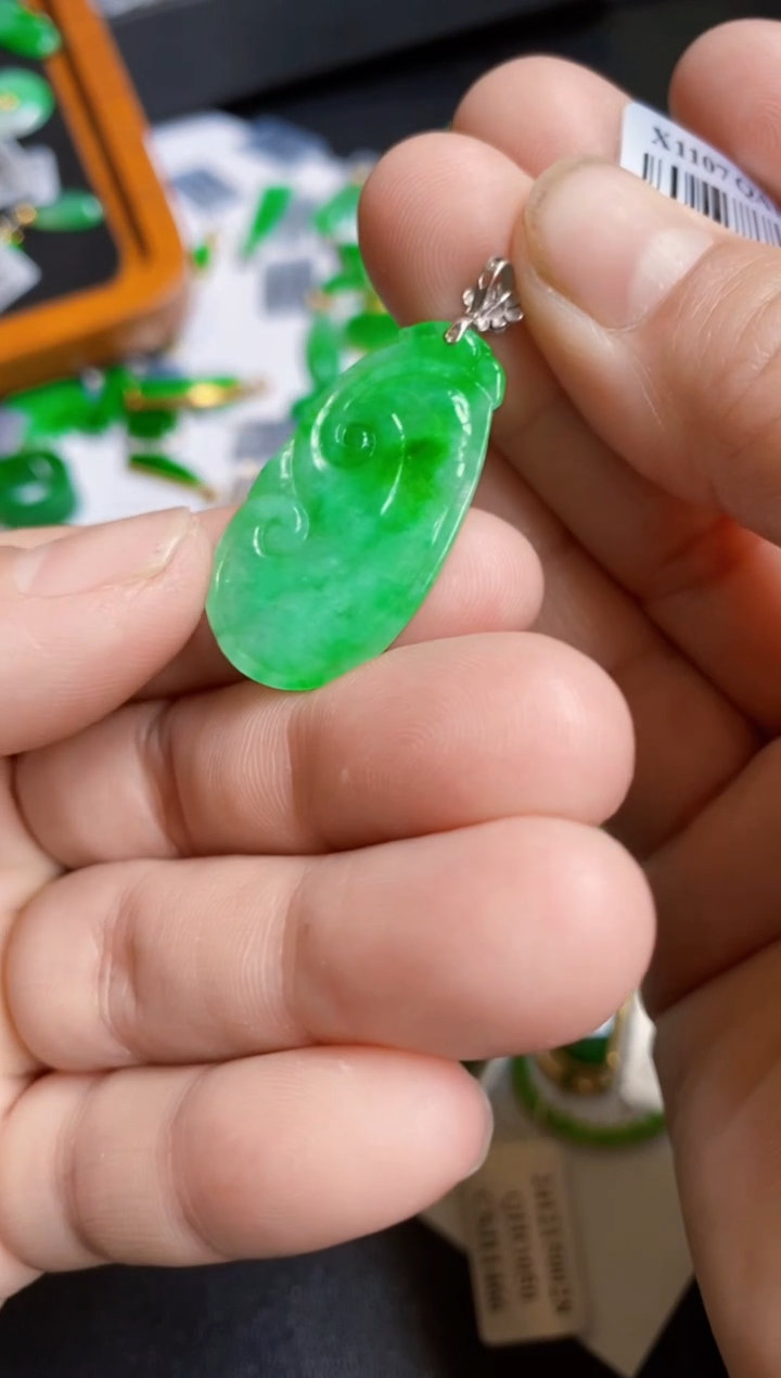 【闪购商品】翡翠颈饰18K金镶嵌吊坠