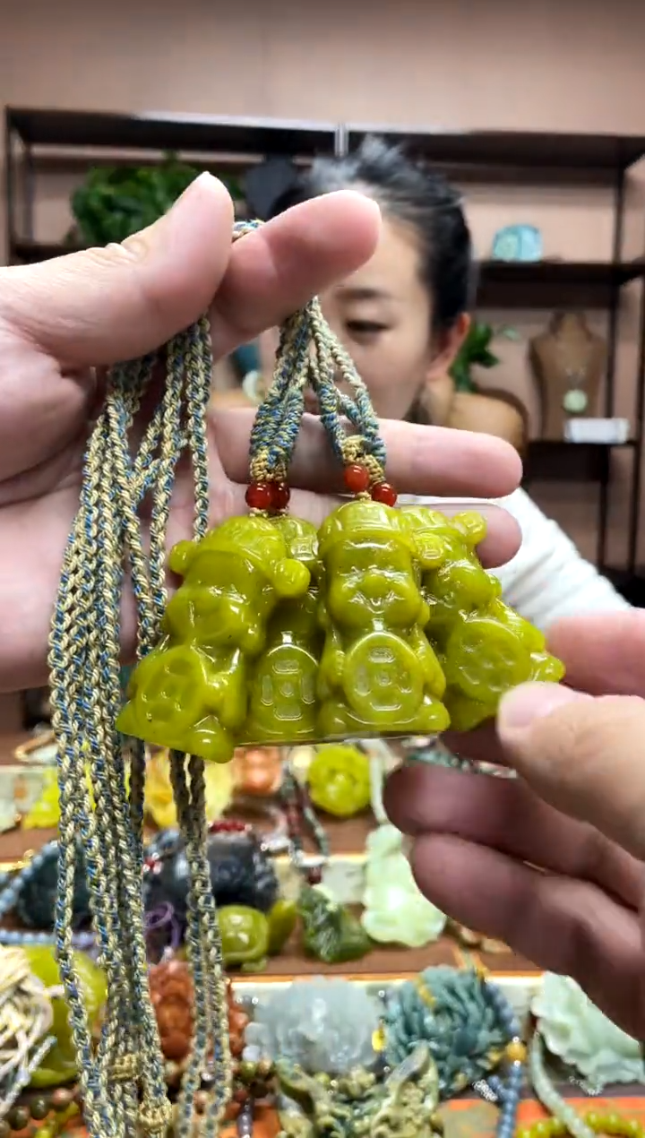 未镶嵌岫玉颈饰多样性发货发其中之一
