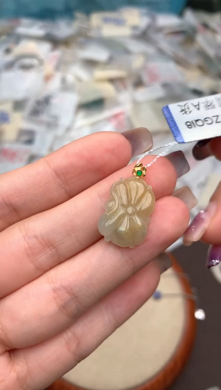 18K金镶嵌挂件翡翠一