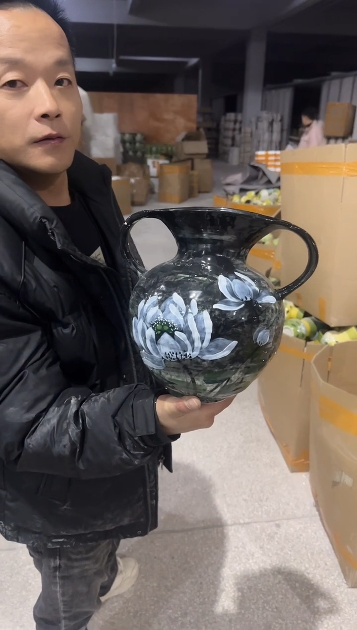 黑色釉面彩绘白花陶瓷瓶