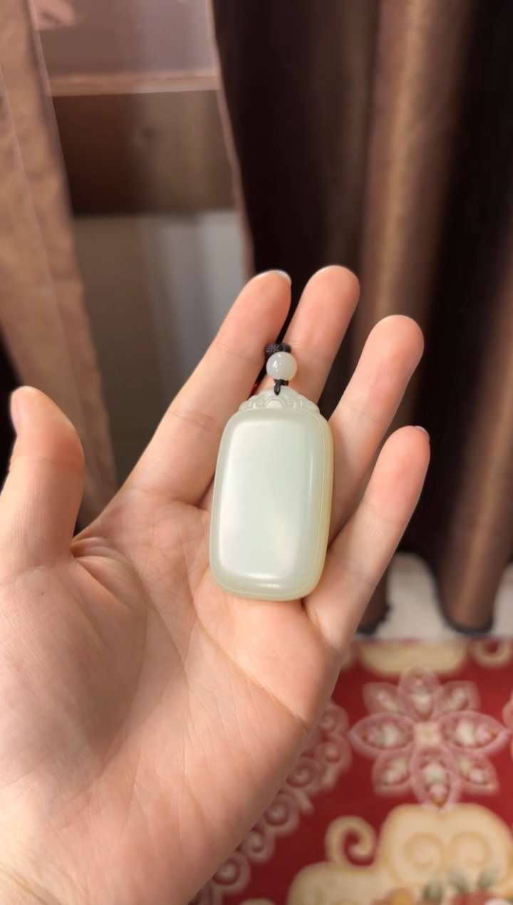 【闪购商品】和田玉吊坠(赠链)未镶嵌且末微色差迪克兰吊坠