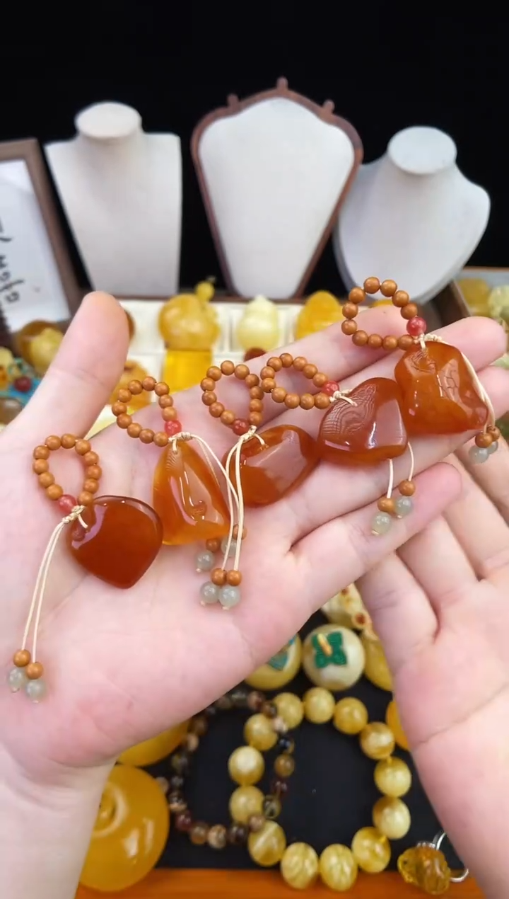 琥珀未镶嵌珠宝奇石多样性发其一