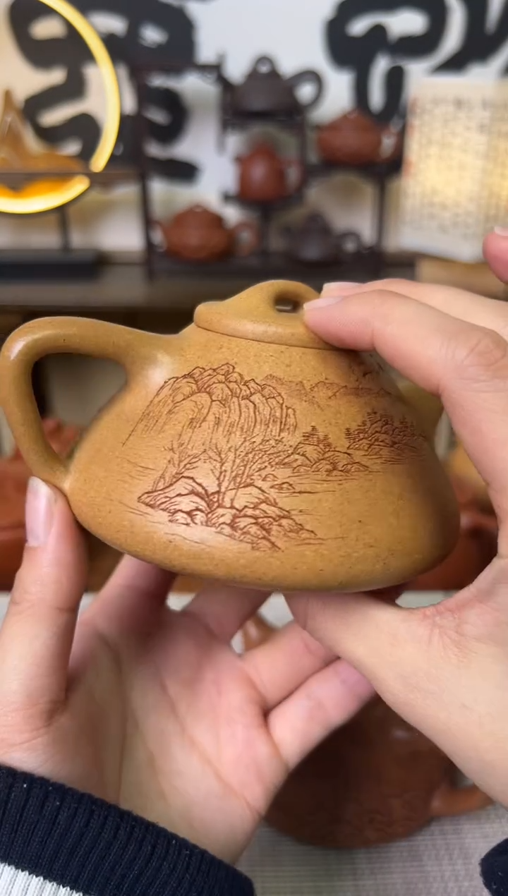 【闪购商品】段泥茶壶黄金段子冶石瓢壶山水刻250CC