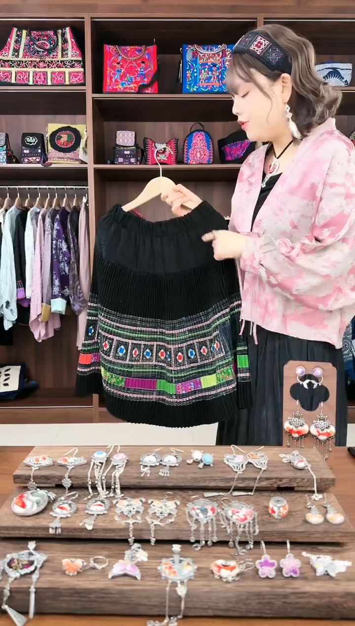 【闪购商品】织绣L26蚩梦苗族古绣