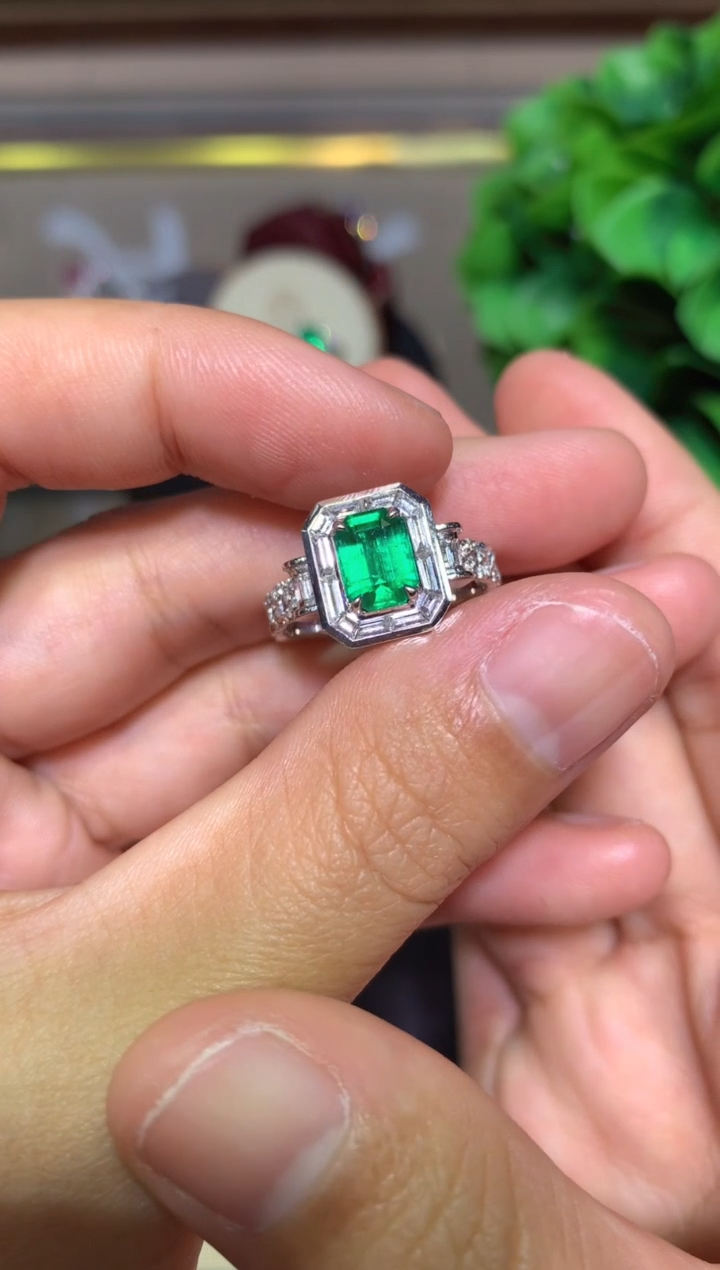 18K金镶嵌戒指祖母绿1.01CT