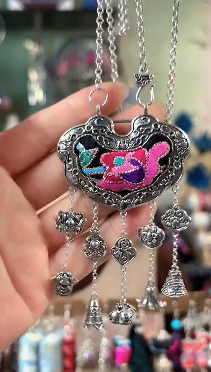 彩云南阁非遗老绣饰品574