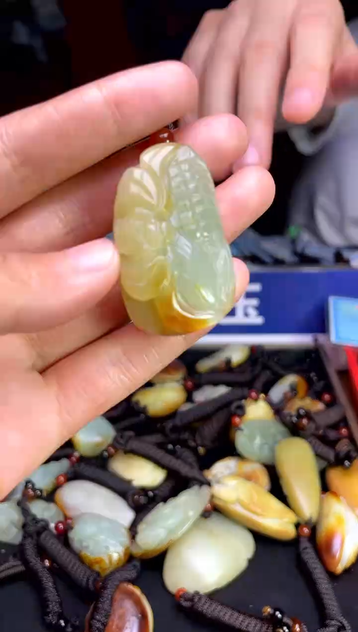 和田玉未镶嵌颈饰1
