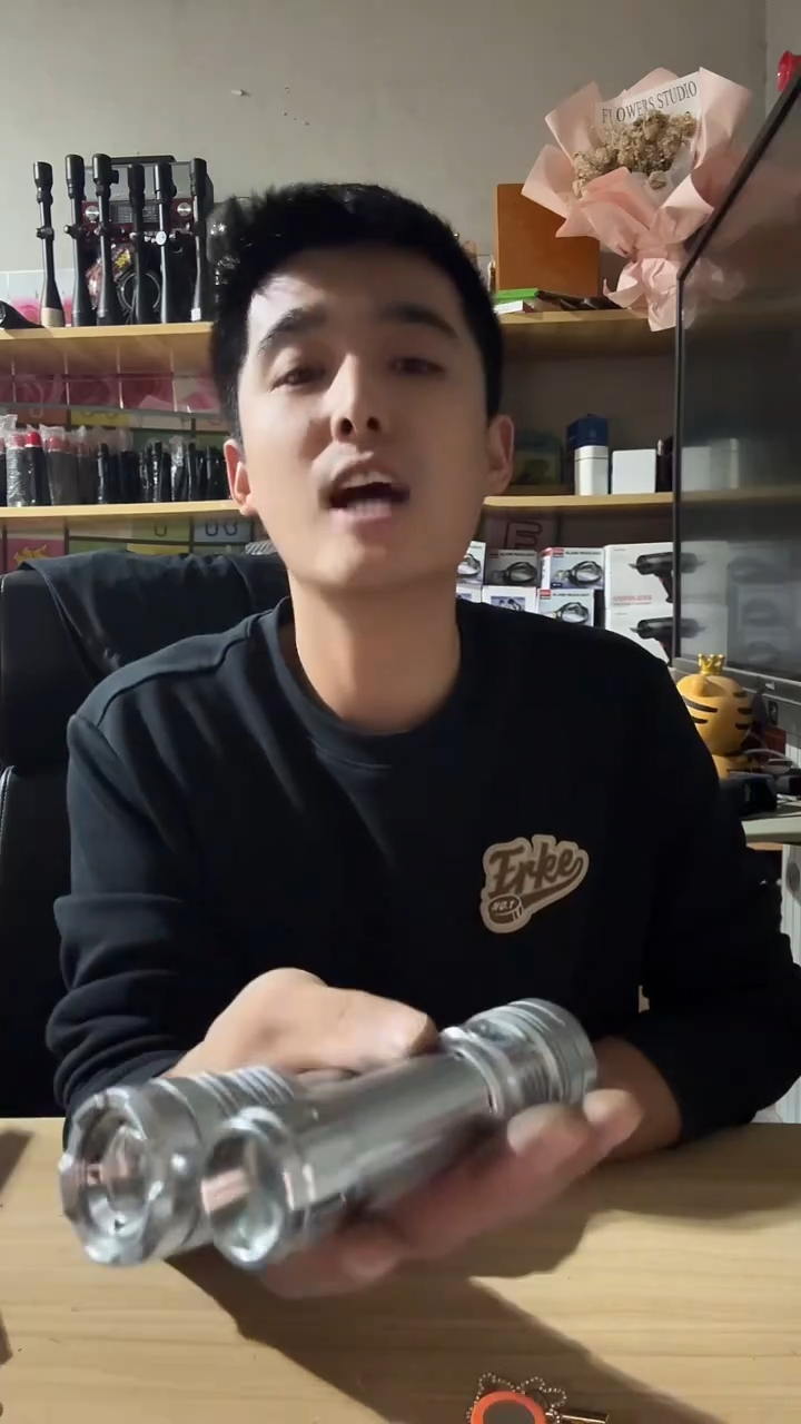 两个坏的定焦手电缺配件