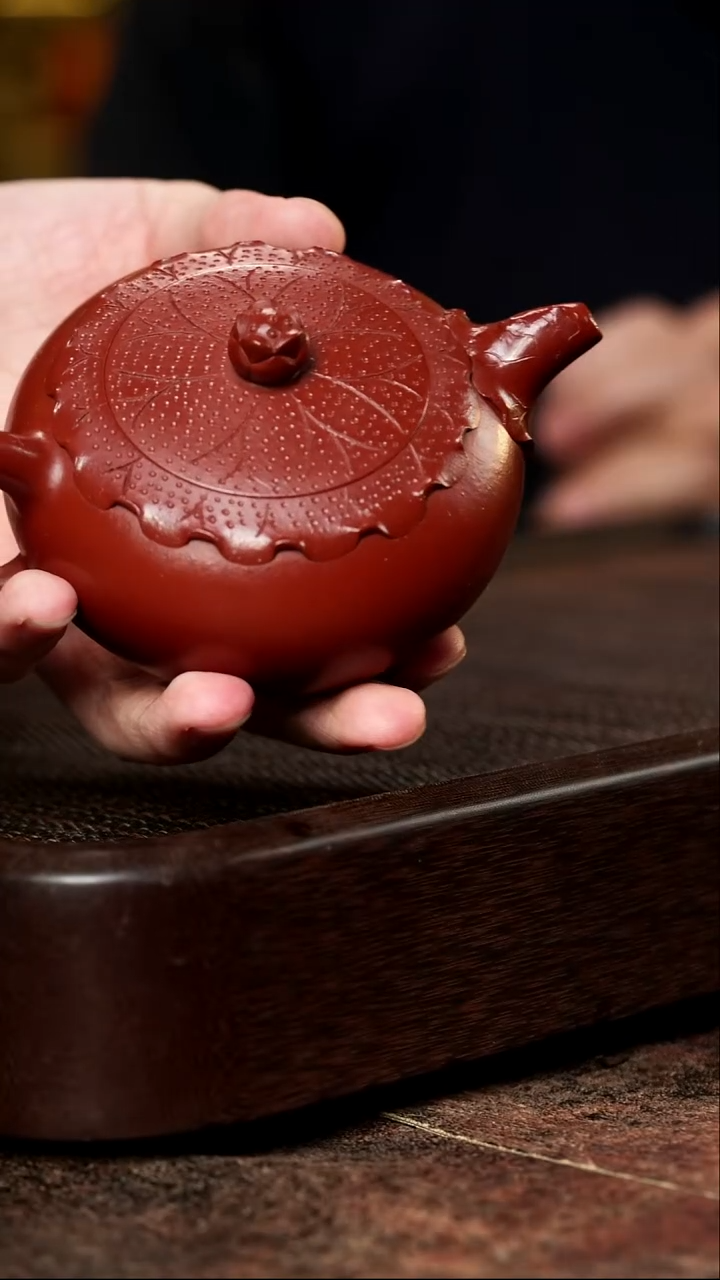 宜兴紫砂大红泥荷叶