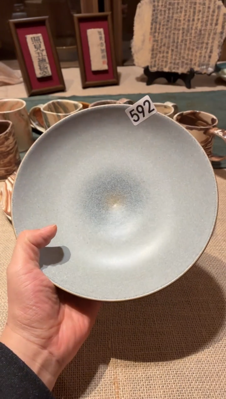 瓷片2****5592外黑内灰元宝盘1个