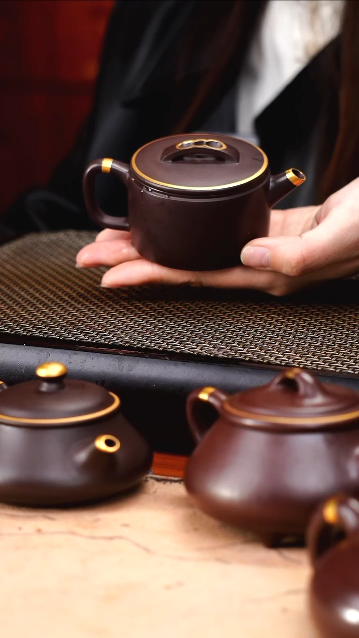 茶壶紫砂四号井茄皮紫泥描金欢喜平底小汉瓦130cc