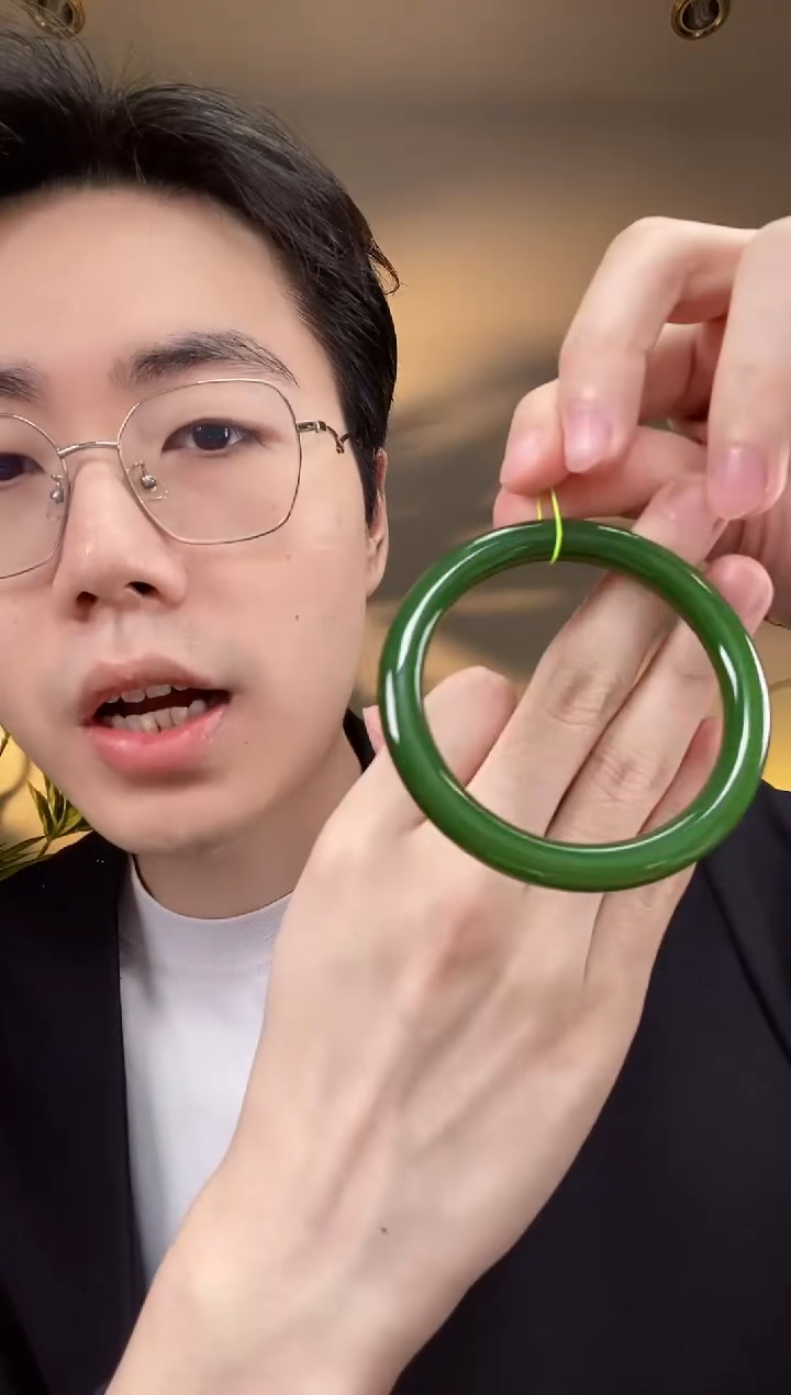 【闪购商品】和田玉（碧玉）手镯未镶嵌菠菜绿圆条手镯9999细（微瑕