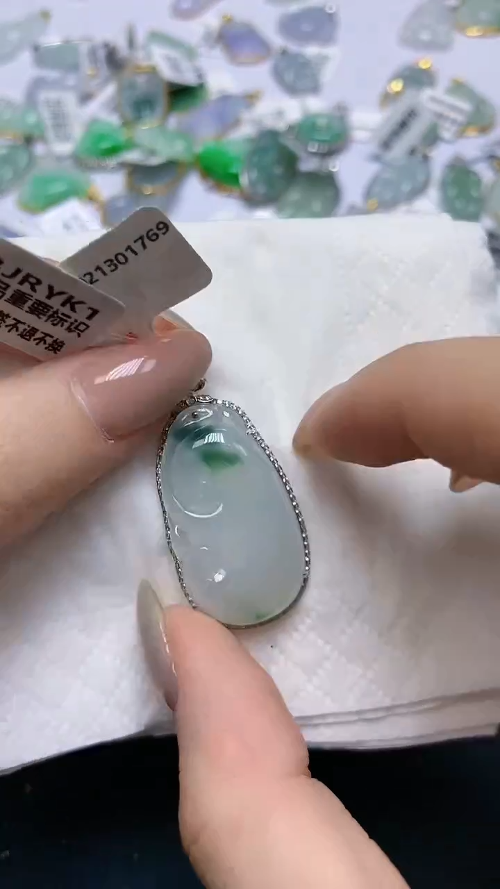 翡翠18K金镶嵌颈饰天然缅甸A货翡翠