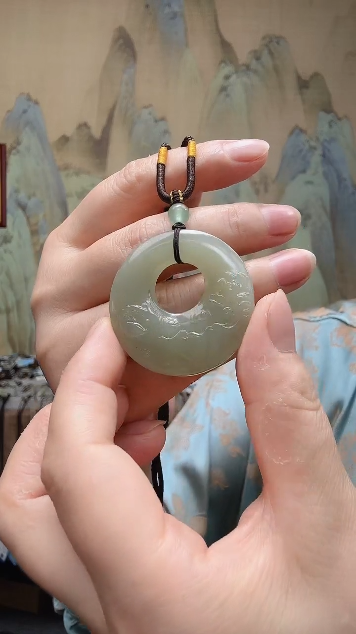 和田玉未镶嵌颈饰.