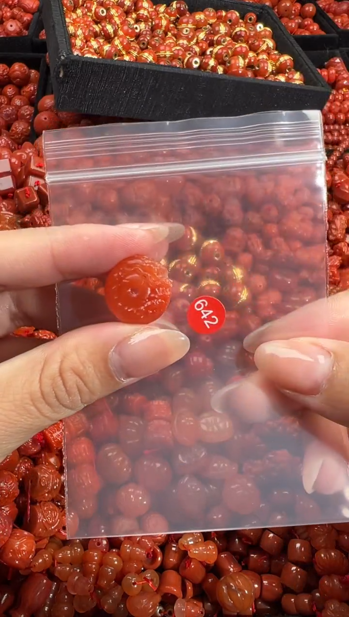 南红玛瑙未镶嵌颈饰1
