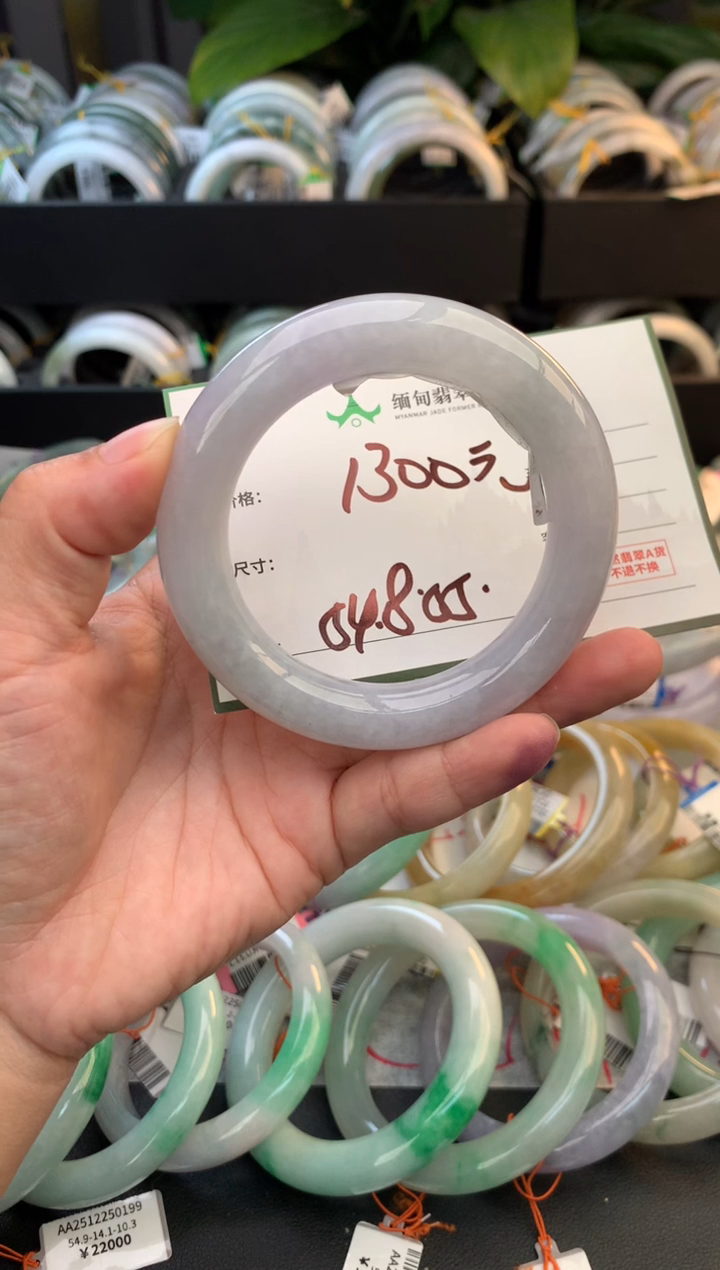 未镶嵌定制翡翠毛货需精细抛光+多人