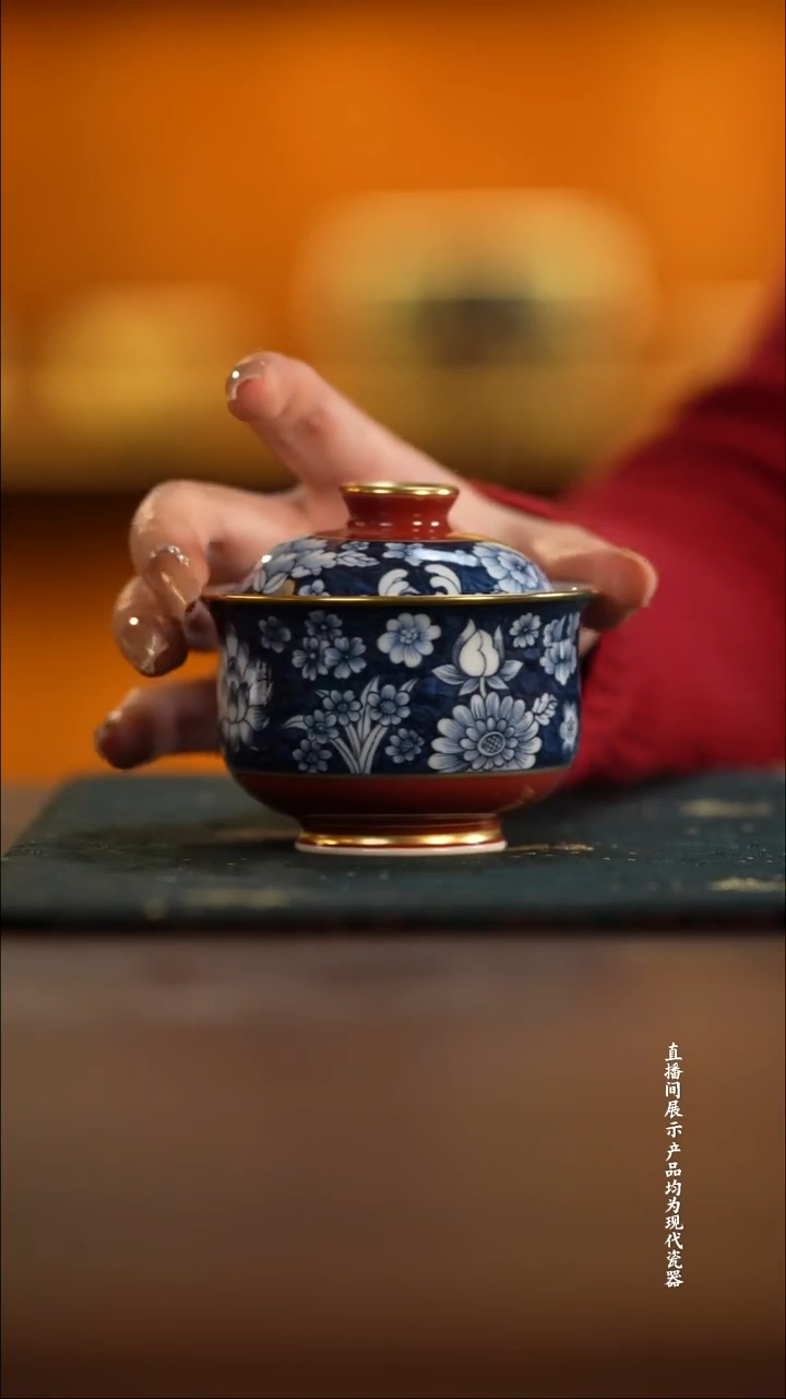 一如山房祭红描金（万花）布袋盖碗