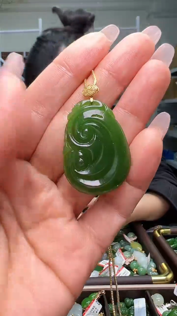 颈饰18K金镶嵌和田玉（多样性发货.发其一)12.03.57