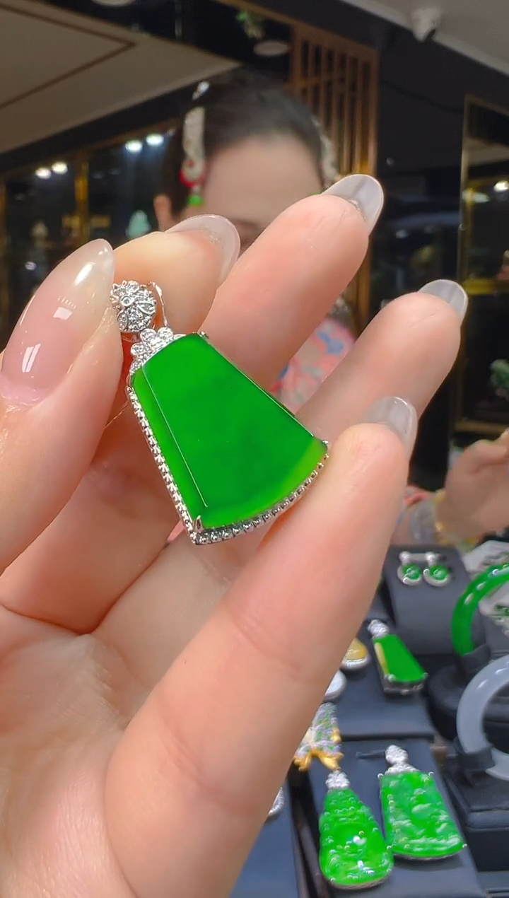 吊坠(赠链)18K金镶嵌翡翠077  