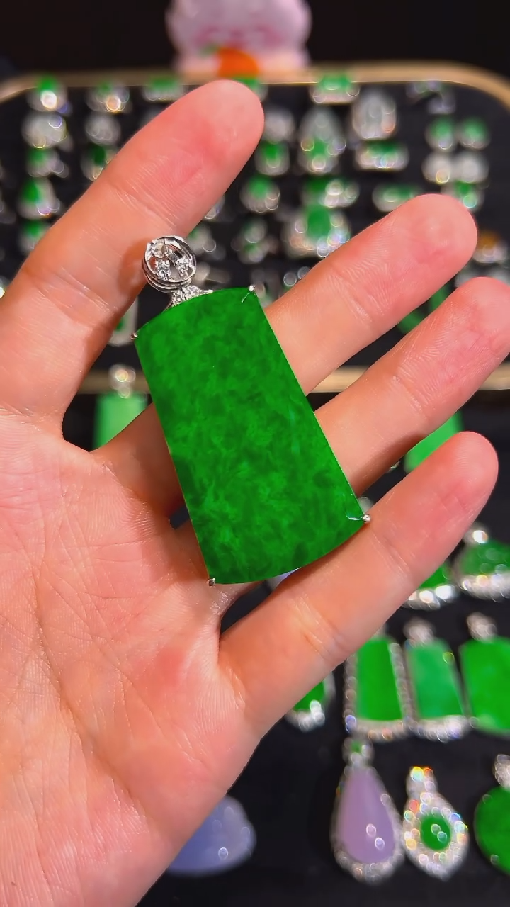 18K金镶嵌挂件翡翠吊坠