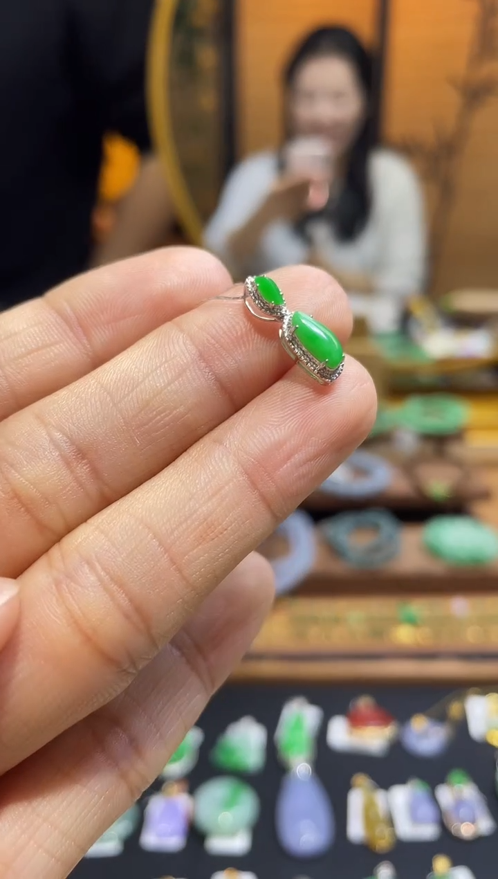 颈饰18K金镶嵌翡翠18K金镶嵌