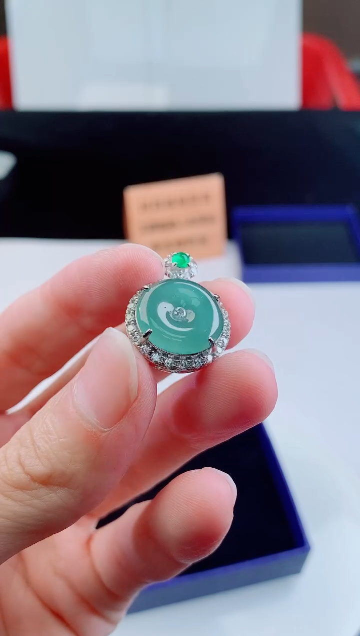 颈饰未镶嵌翡翠   