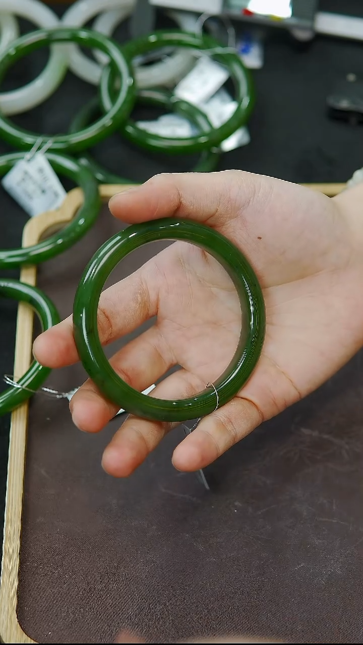 未镶嵌手镯和田玉58圈口正装碧玉辣阳绿