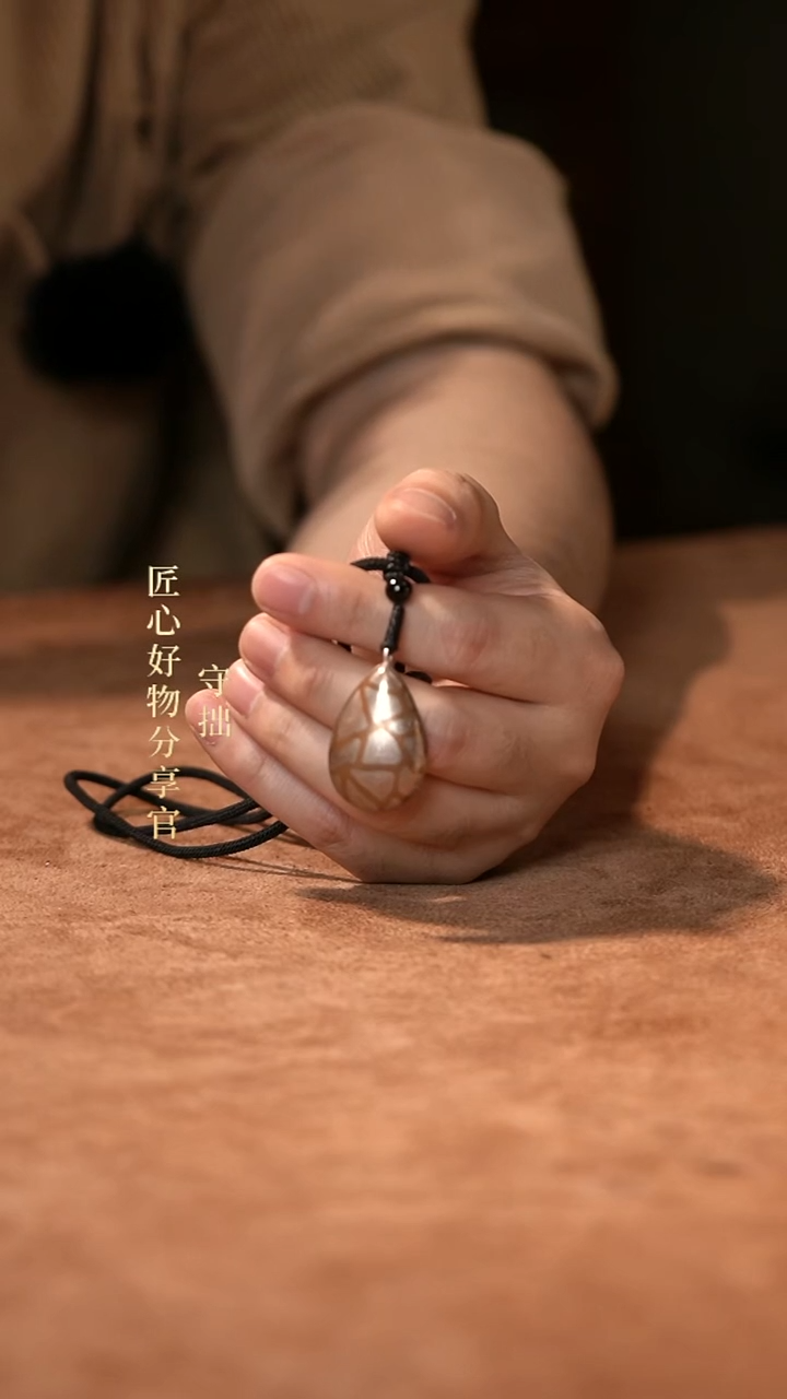木纹金吊坠（红色冰裂）