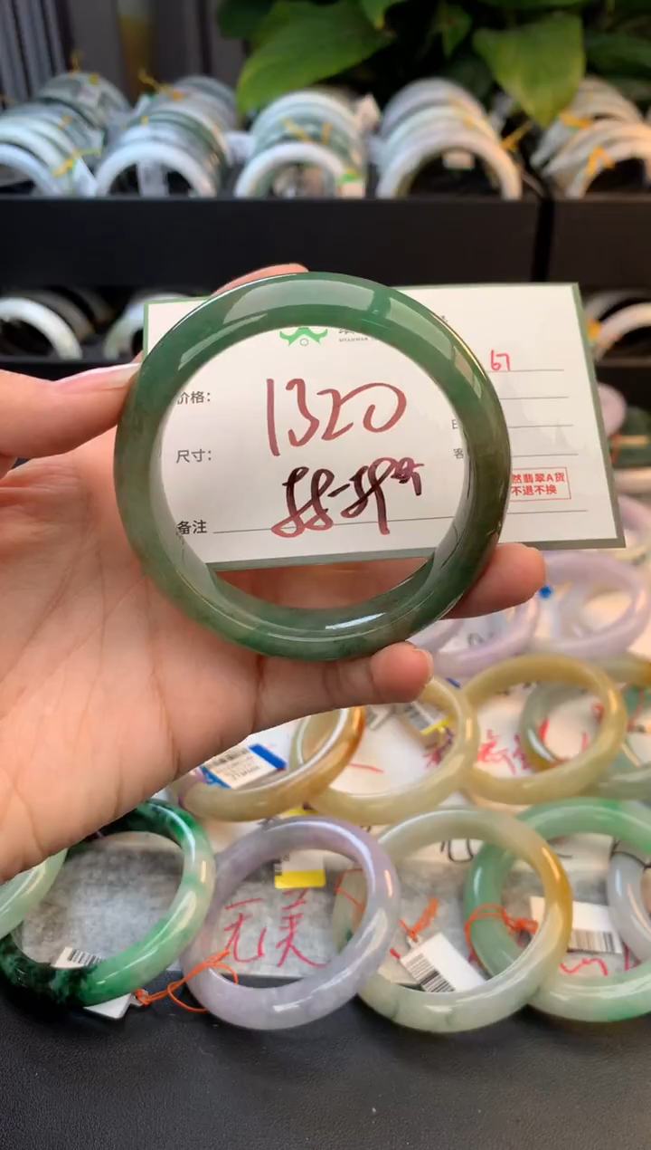 未镶嵌定制翡翠毛货需精细抛光+多人