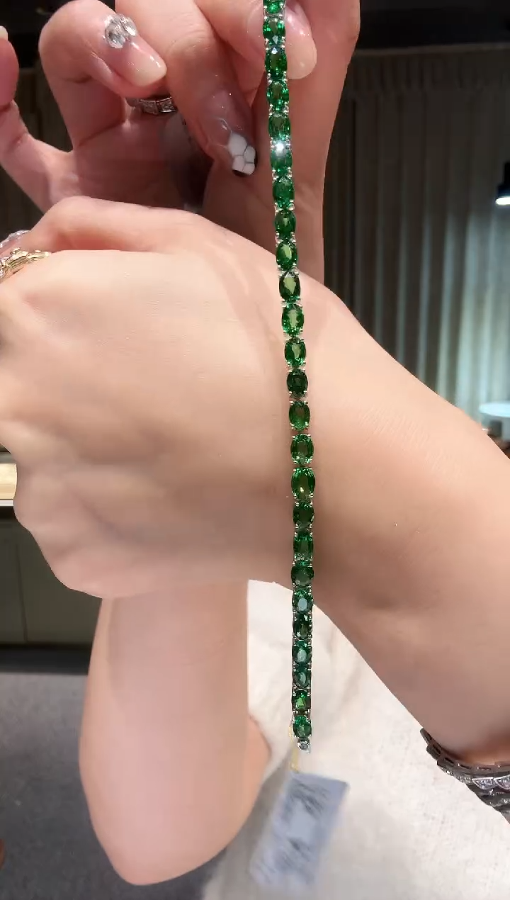 铂Pt950镶嵌手链石榴石（沙弗莱）CE0075