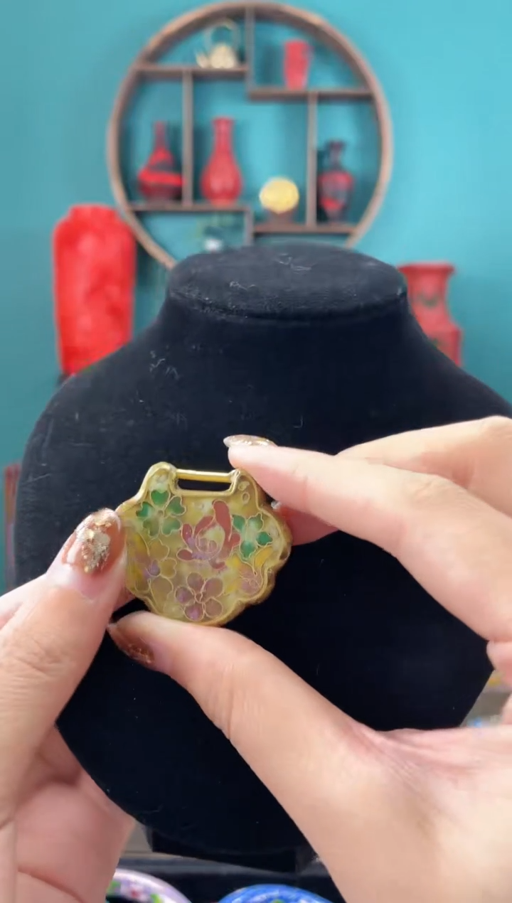 非遗手工景泰蓝如意锁米色万花