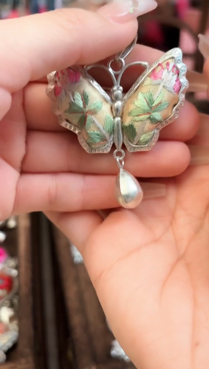 织绣非遗彩云南阁老绣饰品108