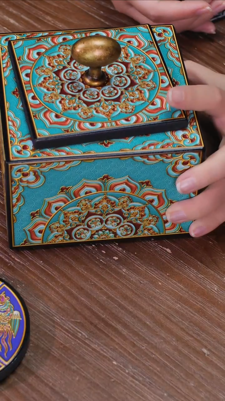 壹藏贰宝盛光图案小茶叶罐