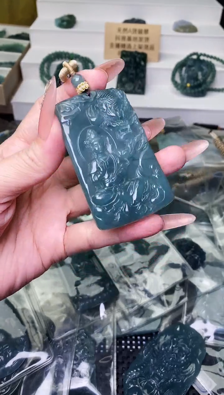 颈饰未镶嵌翡翠 