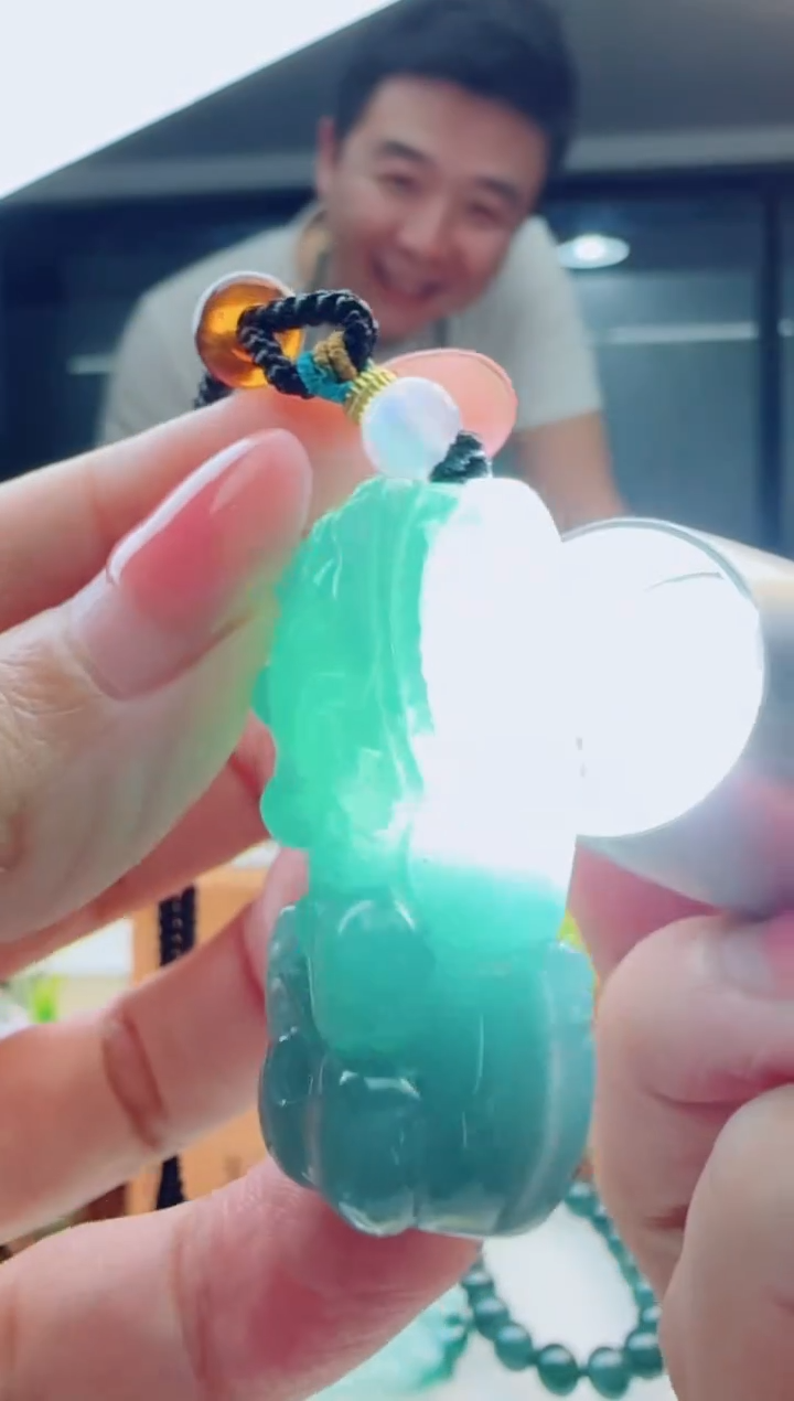 翡翠未镶嵌颈饰多样性发货其中一件