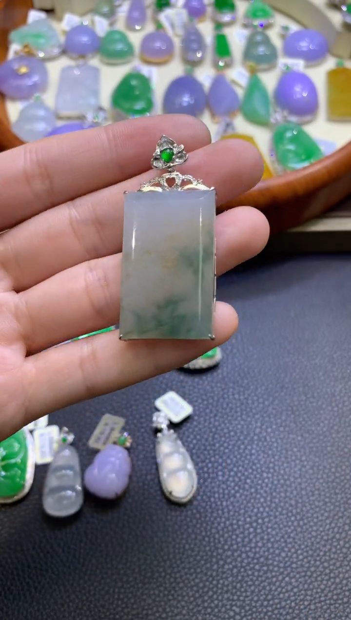 翡翠18K金镶嵌颈饰翡翠A货