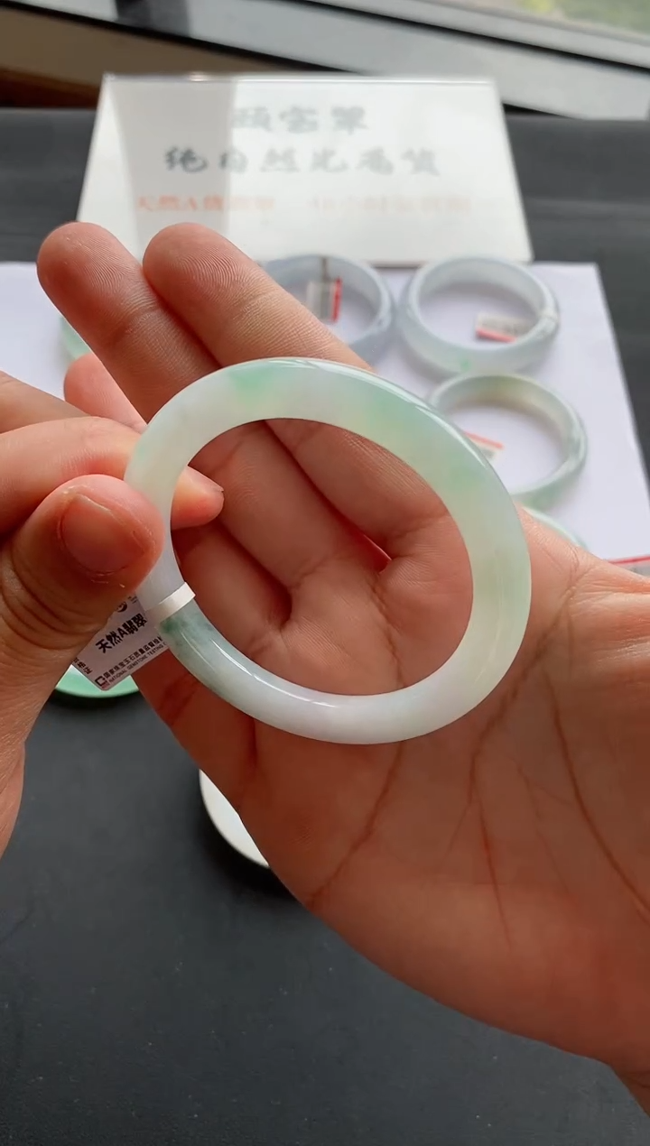 【闪购商品】翡翠手镯未镶嵌10号54.7*8.9*9.1圆条