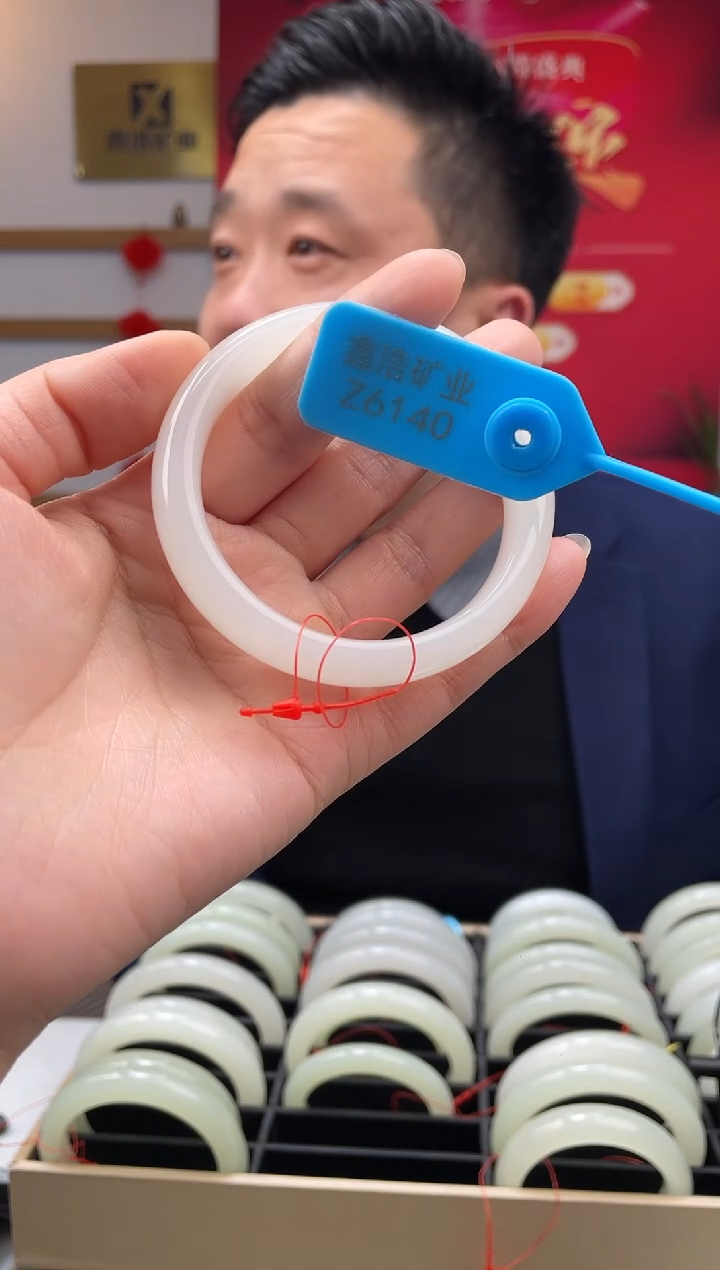 【闪购商品】和田玉手镯未镶嵌白胶猫手镯 Z6140 圈口57