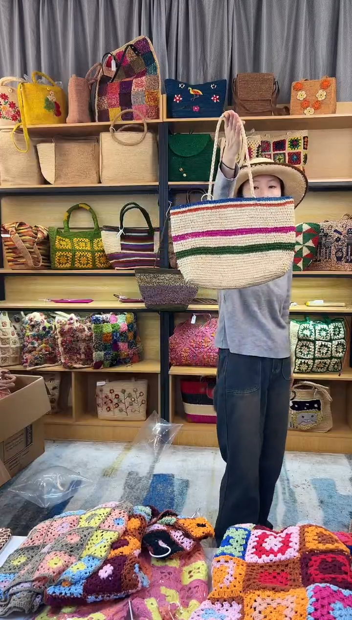 来自马达加斯加的进口拉菲草手工包包