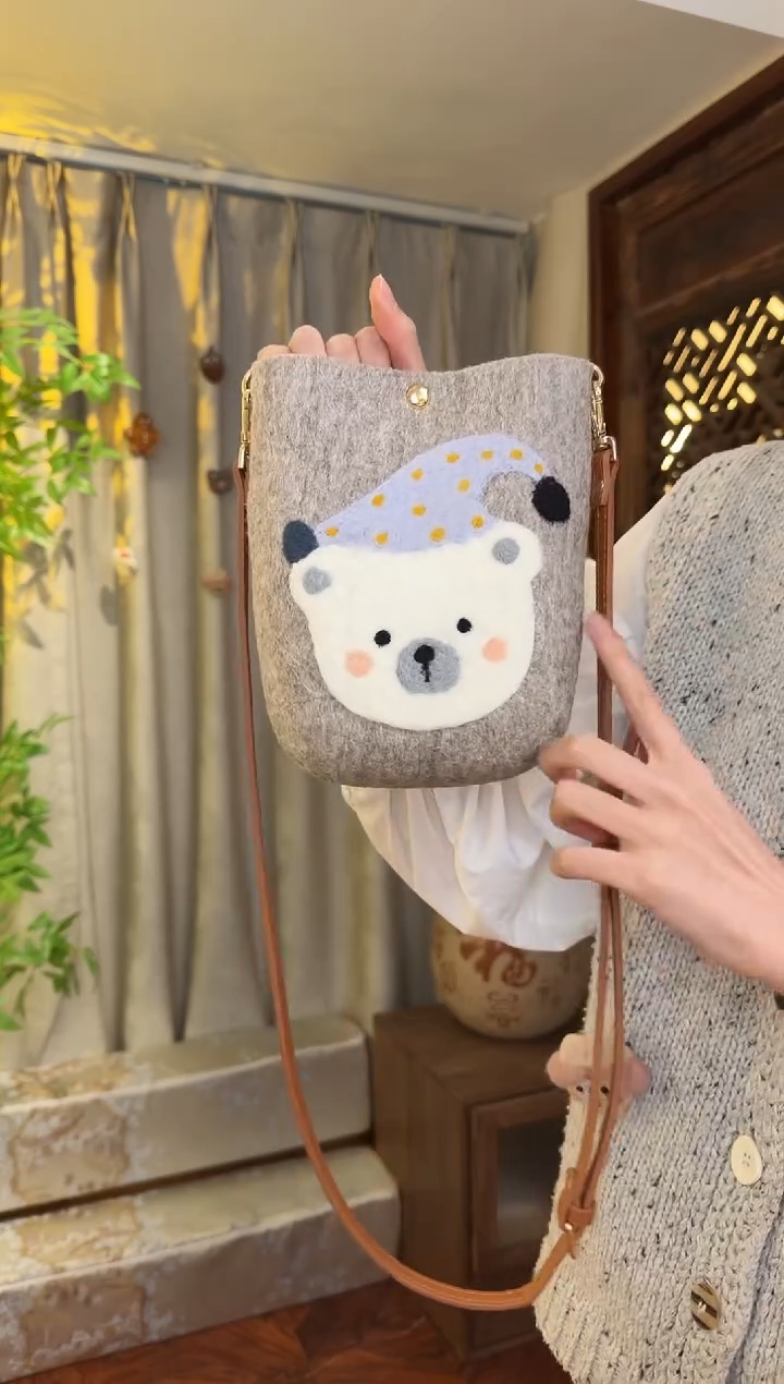 羊毛非遗羊毛毡包 手机包灰小熊