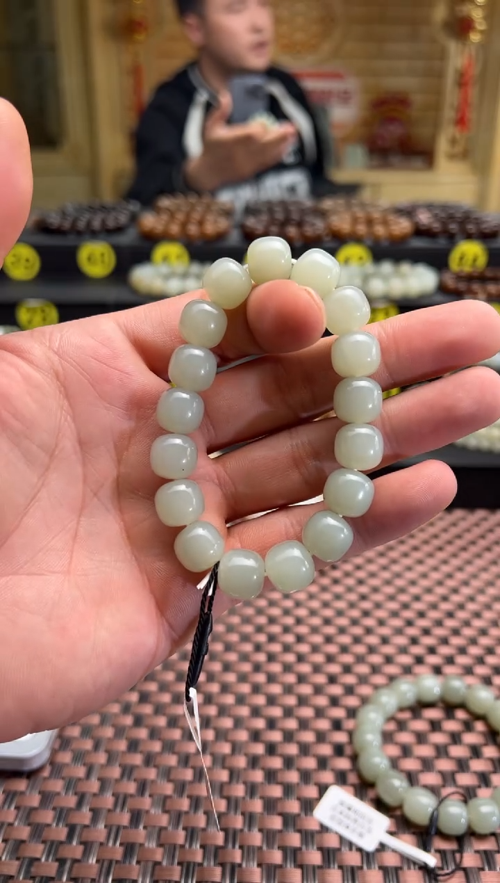 【闪购商品】和田玉手串未镶嵌且末料青白玉老型珠11*12