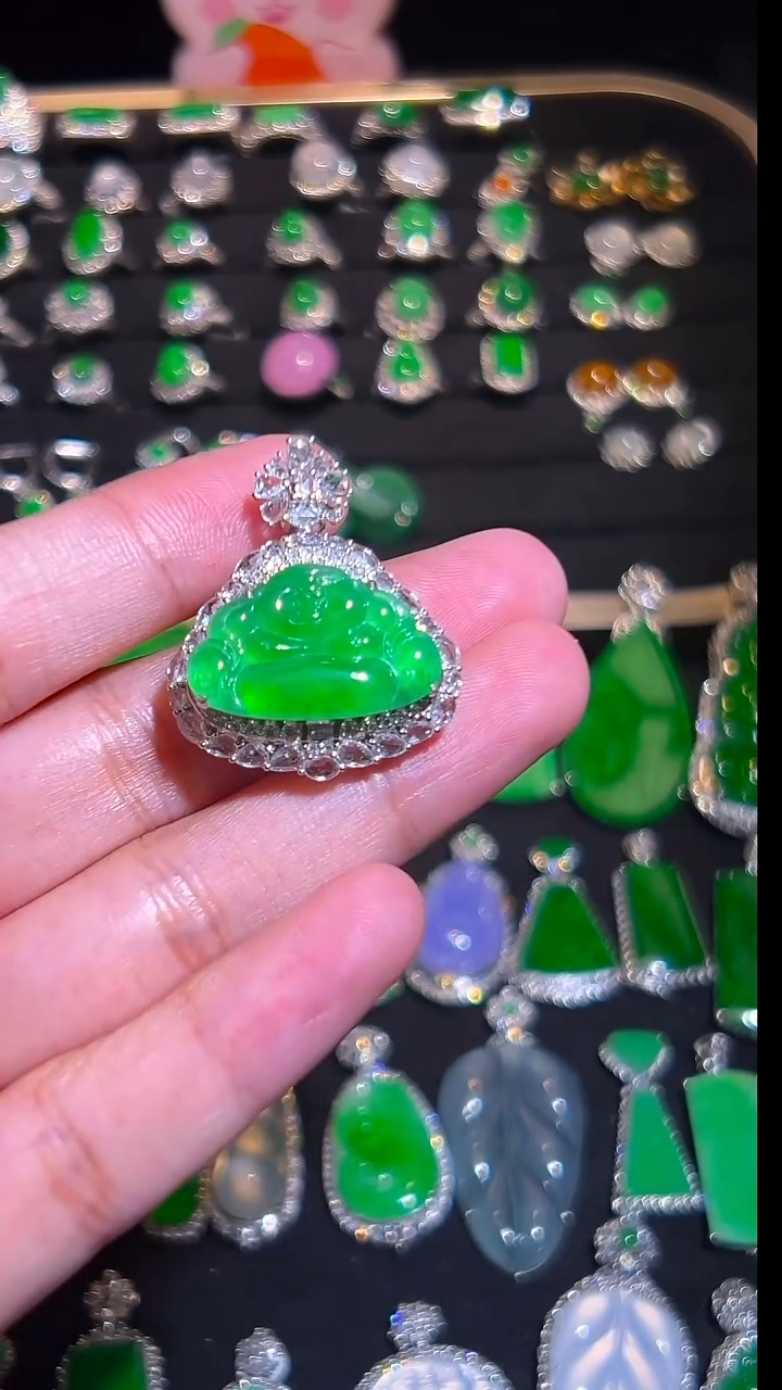 颈饰18K金镶嵌翡翠吊坠