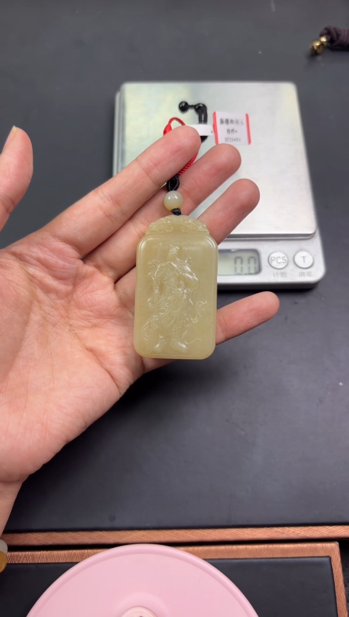 【闪购商品】和田玉吊坠(赠链)未镶嵌且末微色差迪克兰吊坠