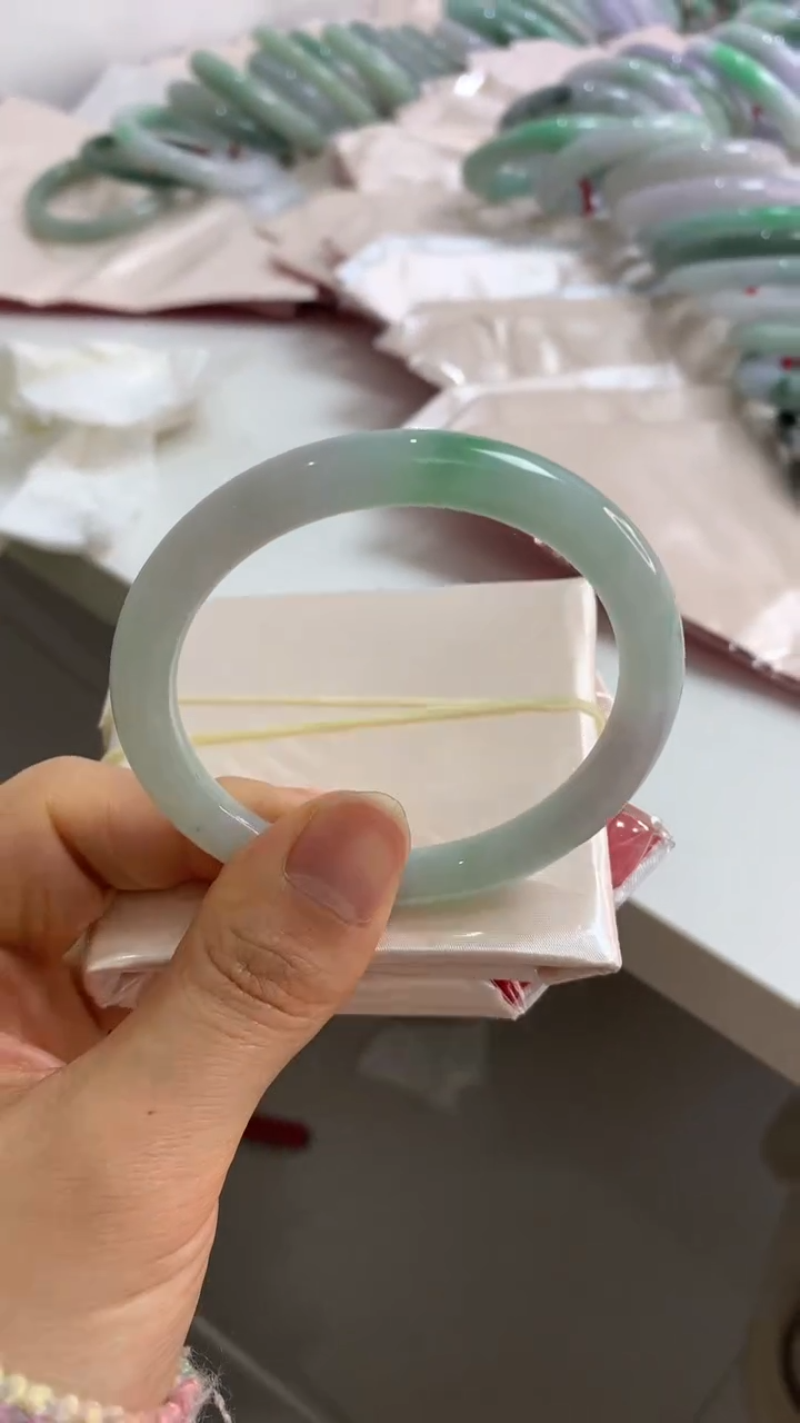 未镶嵌手镯翡翠54.9圆条带色