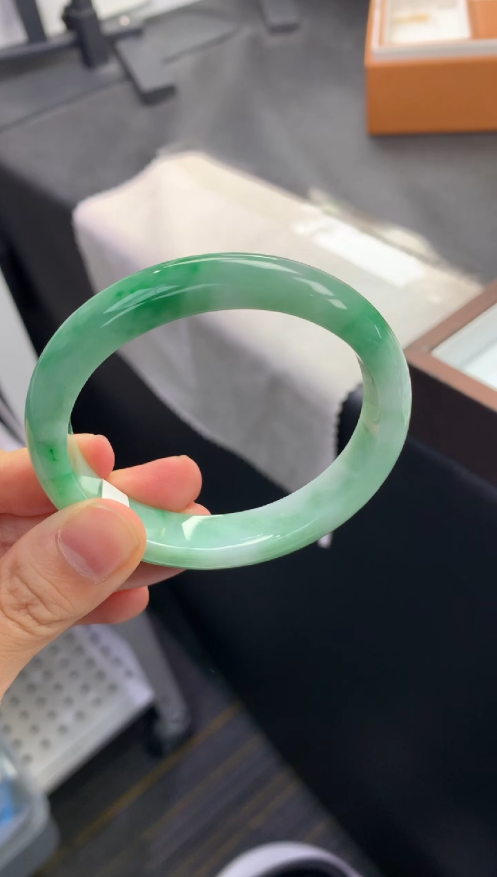 未镶嵌手镯（贵妃镯）翡翠退货需手镯吊牌标签完好