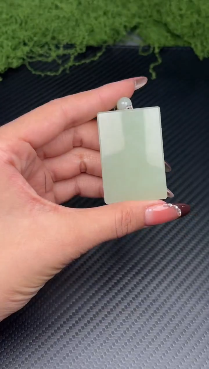 吊坠(赠链)未镶嵌和田玉且末微色差迪克兰二细吊坠